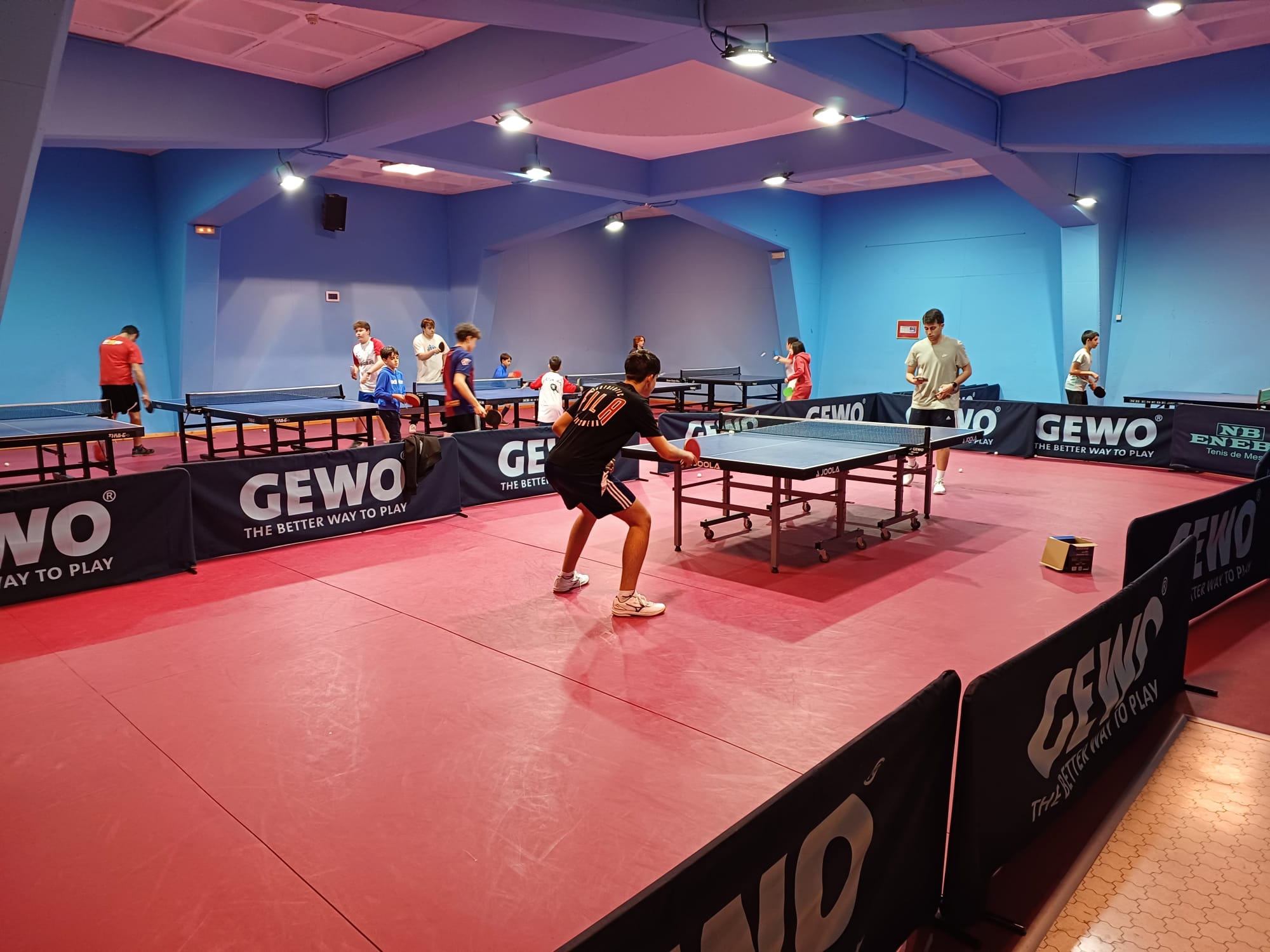 Niños entrenando tenis de mesa en CTM Alcoy